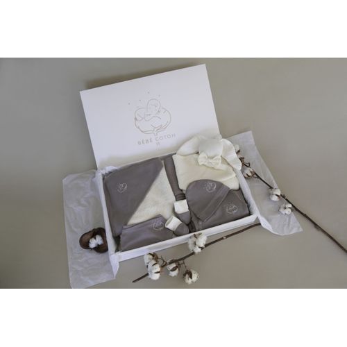 Le Coffret "Le Confort" Gris Violine De Bébé Coton Contient 14 Pièces En Coton Bio, En Gris Ou Écru, Pour Envelopper Bébé De Douceur Dès La Naissance. Idéal Pour Allier Confort, Style Et Tendresse.