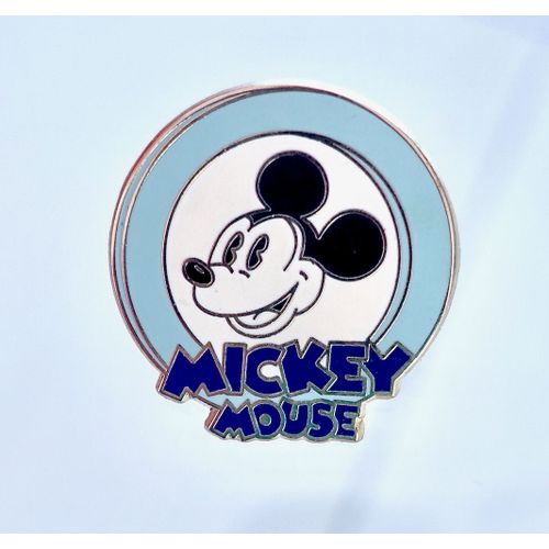 Pins Disney. Mickey Mouse. Série Expression, Sourire. Tour Bleu Pâle, Ecriture Bleue Foncée. Tranche Et Recto Un Peu Doré. Official Pin Trading 2010.
