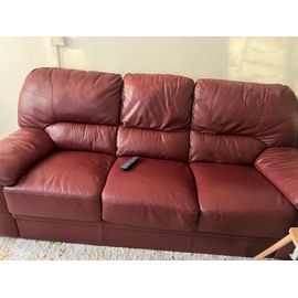 Vends Des Canapés 3 Places Et 2 Places Presque Neufs À Un Prix Dérisoire. Ils Sont En Cuir Pur Et De Couleur Marron Et Sans Bosse