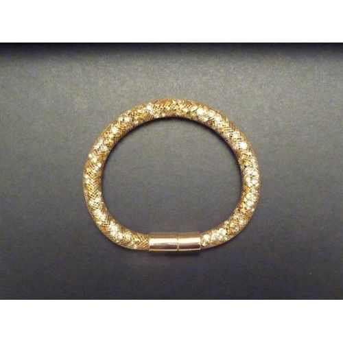 Bracelet Tube Doré Avec Ses Strass Blanc Dedans Et Son Fermoir Aimanté