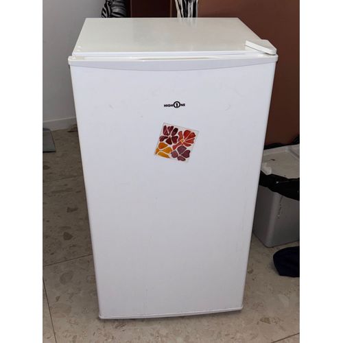 Description honnête :Frigo avec fuite (trou dans le congélateur), mais fait  bien le froid. Vendu pour pièces ou pour réparation. À venir chercher à Marseille 13001.