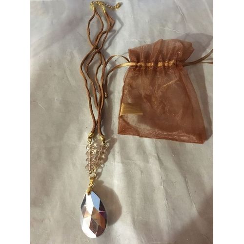 Collier Femme Avec Gros Pendentif Goutte Argentée / Cristal