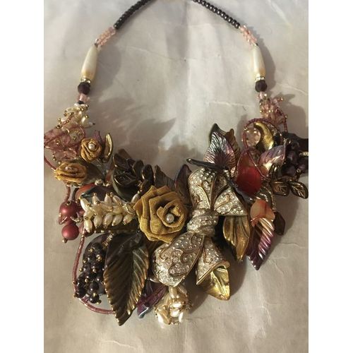 Collier Très Travaille Avec Pochette Dorée