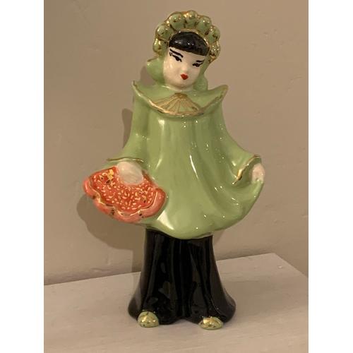 Statuette figurine femme japonaise en porcelaine 