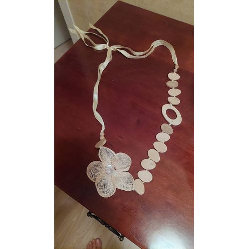Très Beau Collier En Bois .