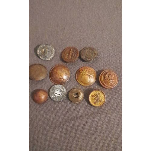 Des Anciens Boutons Militaires