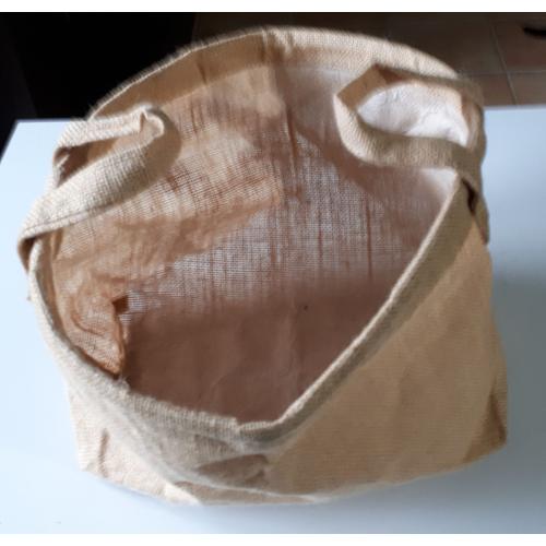 Petit sac cabas en maille synthétique tressée façon paille doublé à l'intérieur d'un film plastique-forme seau à fond large-2 anses de portage-anneau rigide dans le bord tout autour-45x23x30cm environ