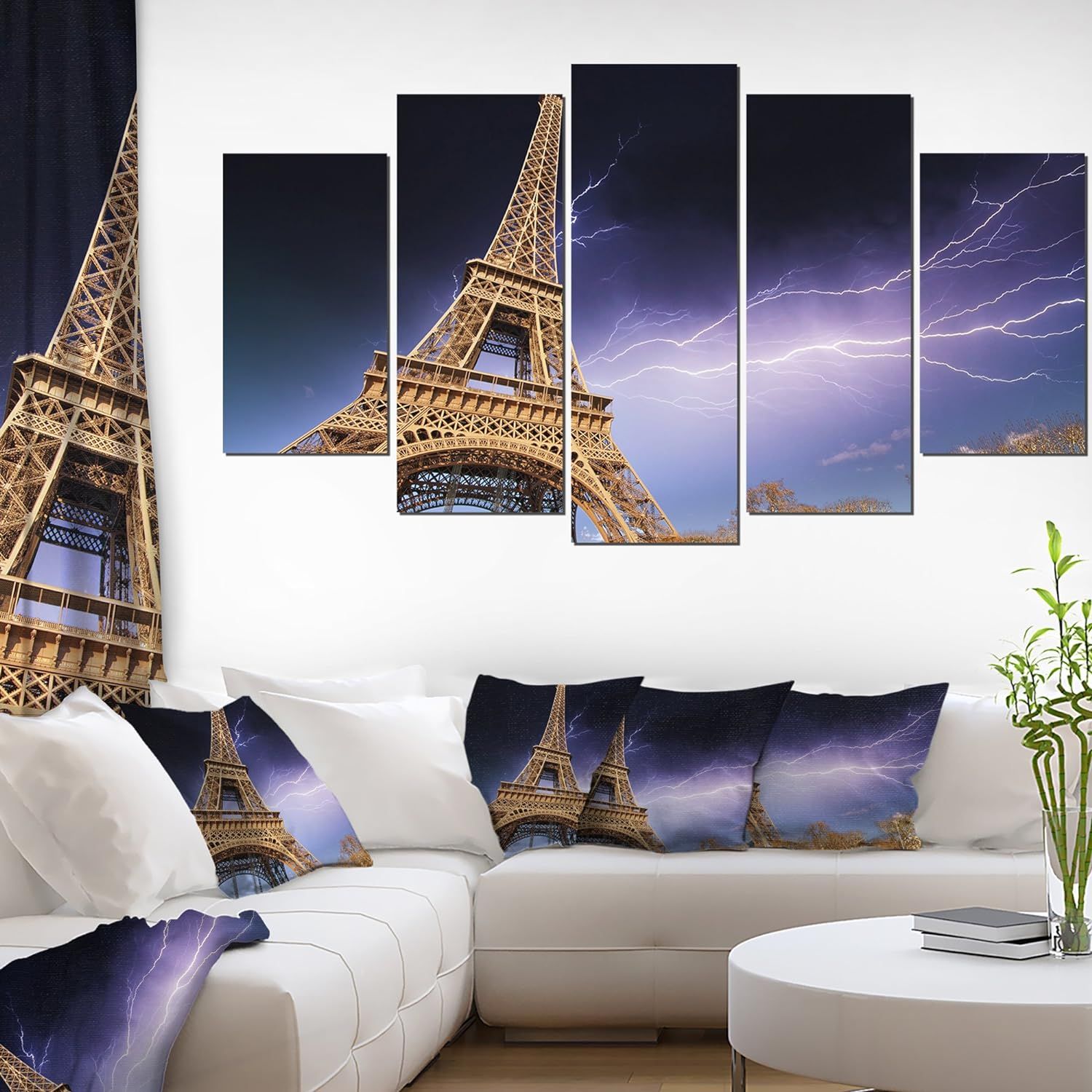 Belle vue de la Tour Eiffel de Paris sous un ciel violetCity...