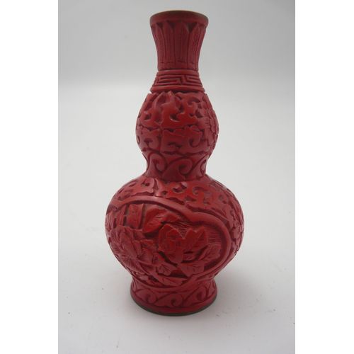 Petit vase en laque de pekin rouge cerclé de laiton. Chine xxe siecle