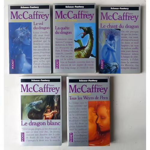 La Ballade De Pern - N° 5341 - 5342 - 5343 - 5498 Et 5507 Par Anne Mccaffrey - Le Vol Du Dragon - La Quête Du Dragon - Le Chant Du Dragon - La Dragon Blanc Et Tous Les Weyrs De Pern