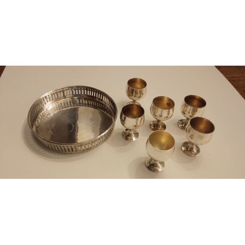 6 Petits Verres À  Digestifs En Métal Avec Son Plateau