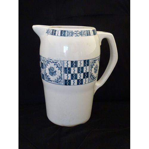 Cruche Très Ancienne En Porcelaine De Marque Longchamp