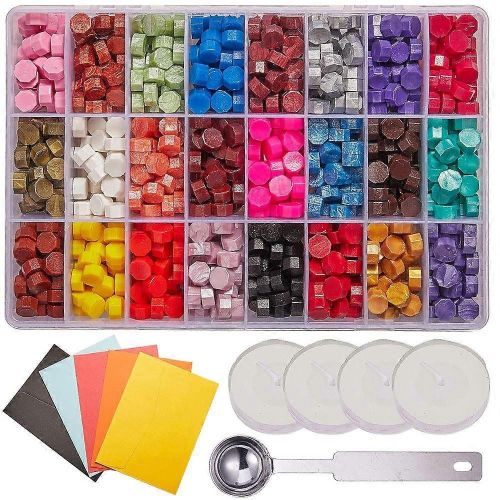 Kit de 960 perles de cire à cacheter octogonales avec 4 bougies à thé et 1 cuillère à cire fondue, emballées dans une boîte en plastique à 24 compartiments pour sceller la cire.