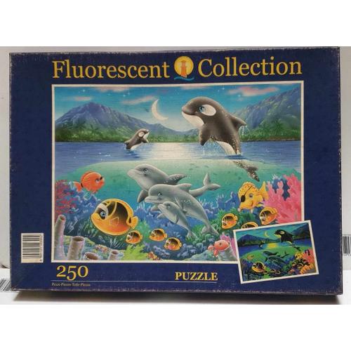 Puzzle 250 Pièces - Dolphin Family / Famille Dauphin - 48,5 X 33,5 Cm - Fluorescent Collection - Clementoni