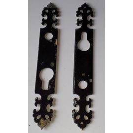 Deux ferrures ou plaques de propreté pour porte en fer - anciennes mais jamais utilisées - longueur 22cm largeur 3cm