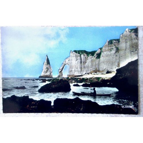 Ancienne Carte Postale Animée Etretat. Cpa Dentelée (Kayak) .Erreur Editions La Cigogne ? (Sur Le Recto Le C Ressemble À Un G).Non Ecrite, Tampon "Les Plus Belles Falaises Du Monde".