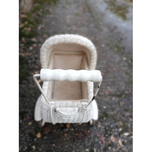Landeau Poupée Ancien En Osier Blanc