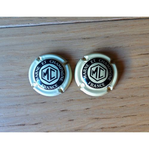 2 Capsules De Champagne Mc "Marne Et Champagne" . Une Noire Sur Fond Crème . L'Autre Noire Sur Fond Blanc