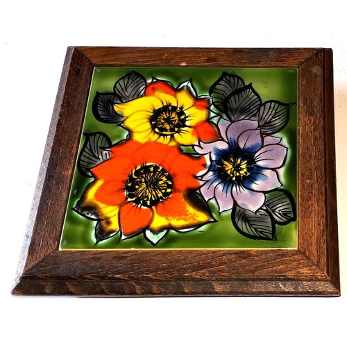 Dessous De Plat Céramique Villeroy & Boch Monté Sur Cadre En Bois Foncé Avec 4 Pieds Ronds-Fond Vert Avec 3 Fleurs Colorées-20x20cm