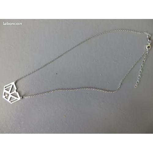 Collier Chaine Et Pendentif Représentant Un Sigle