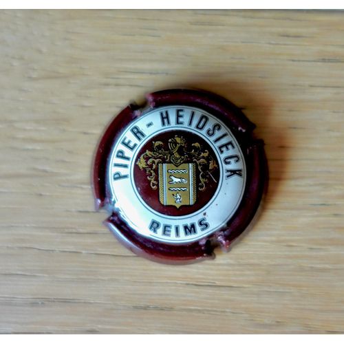 Capsule De Champagne Piper-Heidsieck. Petit Ecusson Bordeau Foncé. N°103. Armoirie, Blason