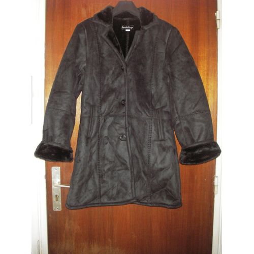 Manteau 3/4 D'hiver Femme, Aspect Peau Lainée Entièrement Doublé Fausse Fourrure Gabriella Vicenza, Taille 42/44, Coloris Noir, Fermeture 3 Gros Boutons Fantaisies, 2 Poches En Biais Sur Les Cotés.