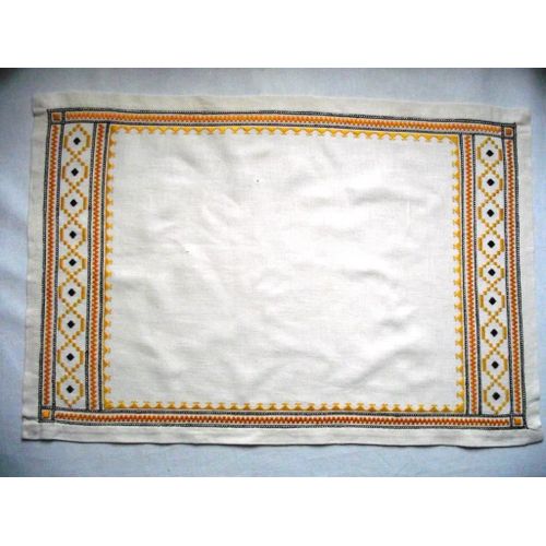 Napperon vintage brodé main toile en lin 54 cm x 35,5 cm.