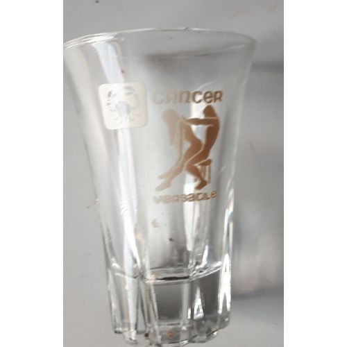 Petit Verre De L'ancienne Collection Des Signes Du Zodiaque Version Kamasoutra - Signe Cancer - Hauteur 7cm Diamètre Base 3cm Diamètres Ouverture 5cm