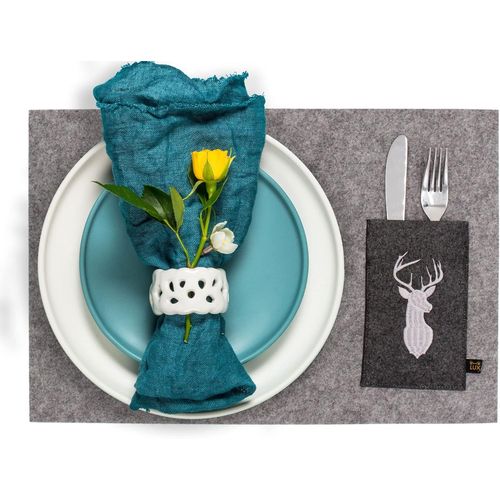 Eryi-Magnifique Ensemble De 4 Sets De Table En Feutre Gris Avec Sac À Couverts Brodés Motif Cerf, Lavable. Set De Table Design Carré Pour L'intérieur Et L'extérieur
