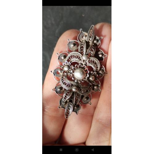 Broche Ancienne En Métal Argenté