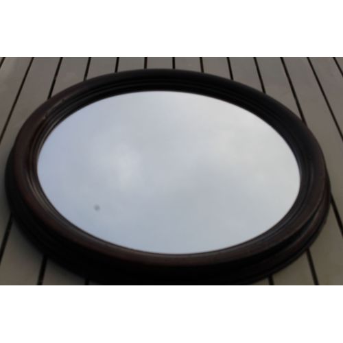 miroir au cadre en bois rond.