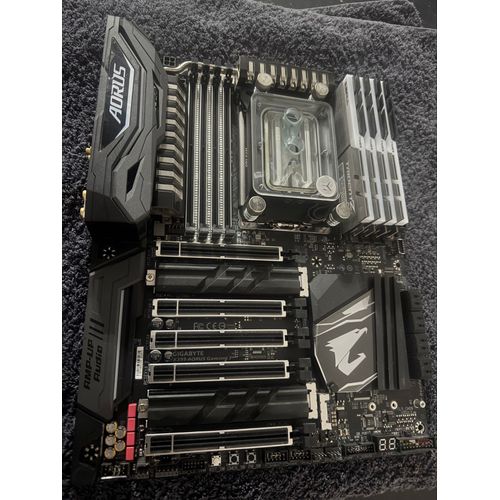 Carte-mère Gigabyte X399 Aorus Gaming 7 ATX + processeur AMD Rizen Threadripper 1950X 16 c?urs 4Ghz et mémoire Gskill DDR4 3000Mhz 4x8Go CL14 RVB Trident Z. CPU waterblock EKWB monté