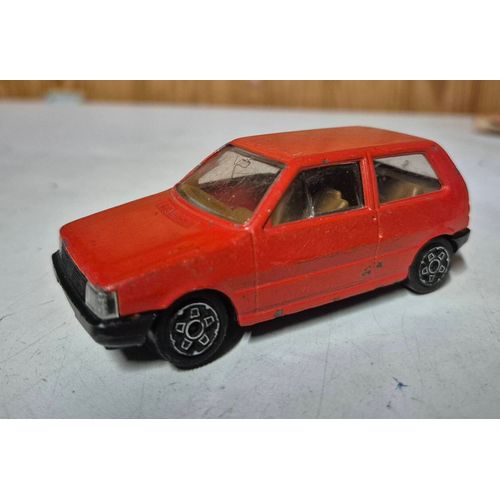 Voiture miniature bburago 4119  fiat uno rouge 1/43