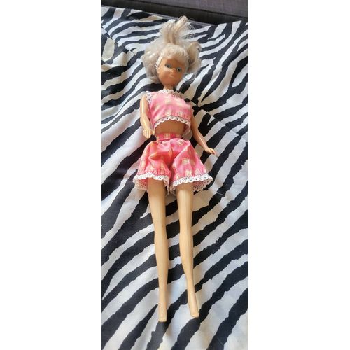 Poupée vintage avec vêtements barbie
