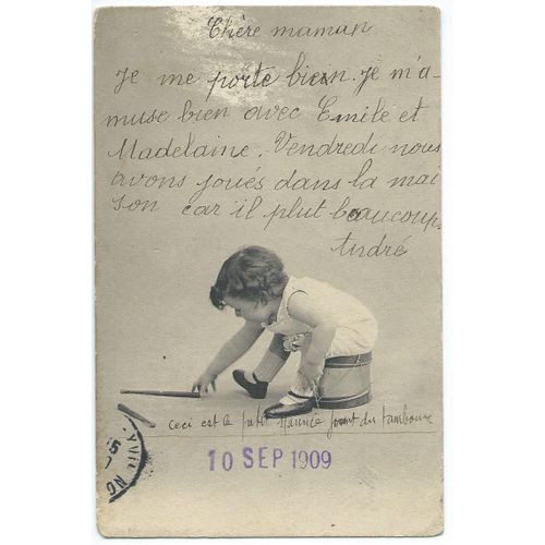 Carte Postale Enfant Assis Sur Tambour Attrapant Les Baguettes. Ecrite Avec 2 Timbres Semeuse. Oblitérée Le 11/09/1909