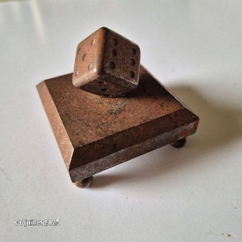 Objet de maîtrise - Décoration ancienne, le dé en acier sur socle massif, presse papier