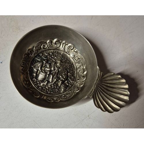 Tastevin Ancien En Métal Argenté Décor Scène De Taverne Anse Coquille Goute Vi