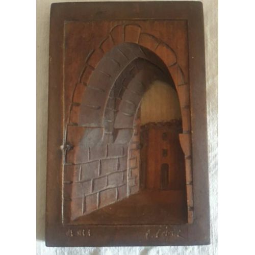 Tableau en bois en relief, porte de la ville de Vence, R LIQUE