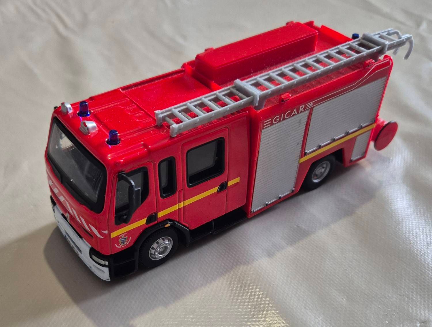 Véhicule miniature echelle 1/50 bburago Renault premium camion pompier