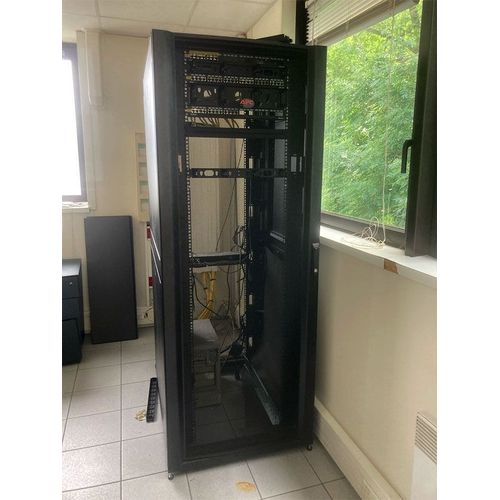 APC Armoire informatique NetShelter CV
