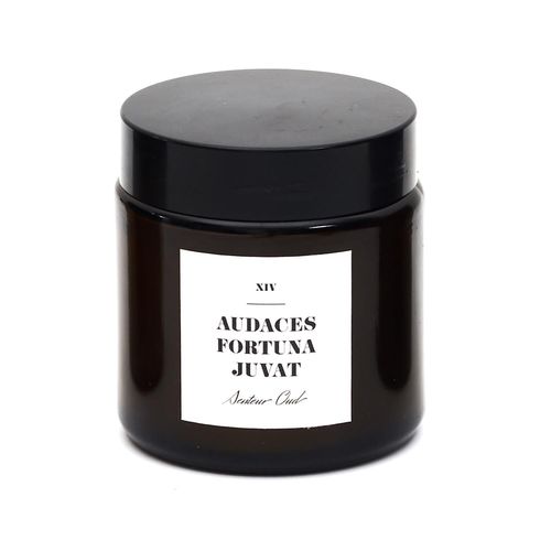 Bougie parfumée 12 h LATIN à la cire de paraffine modèle "Audace fortuna juvat" senteur oud