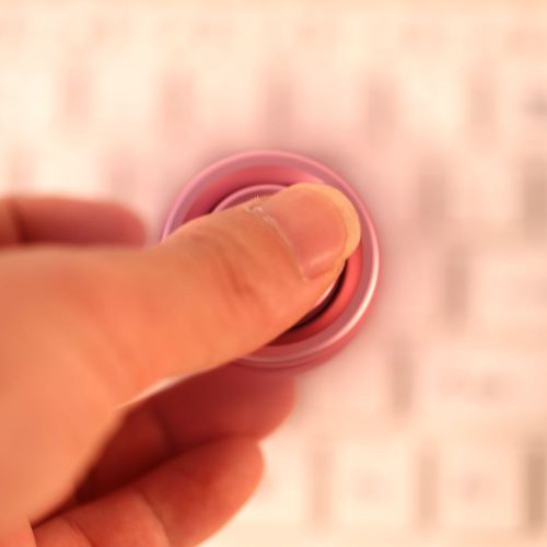 toupie a doigts tendance avec billes en acier et roulement a billes, jouet anti-stress EDC (rose)