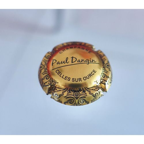 Capsule De Champagne Paul Dangin . Celles Sur Ource. Lettres Et Dessins Géométriques Noirs Sur Fond Doré.