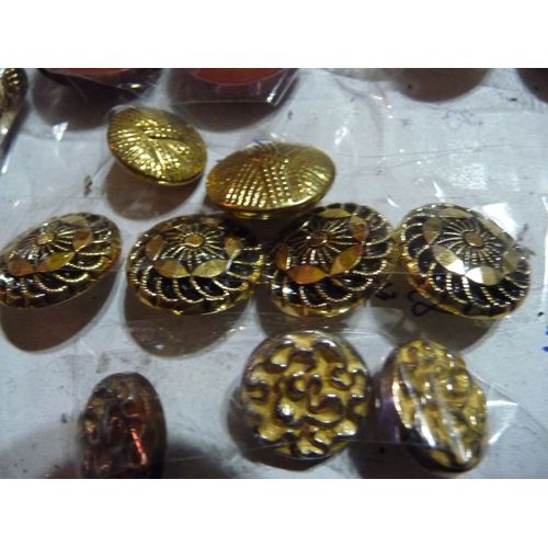 Couture 1 D 4 Boutons Or Comme Fleur Festonne Bombe A Queue Diam 18