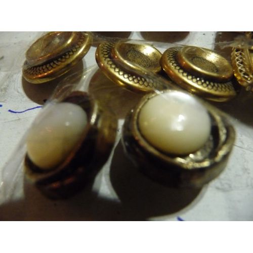 Couture 1h 2 Boutons Or Perle A Queue Diam 17
