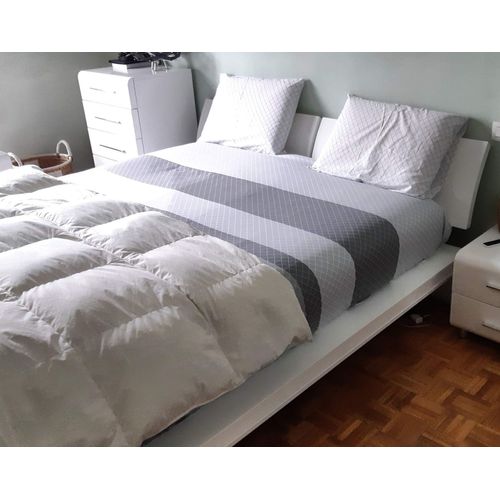 Vends Cause Depart / Chambre À Coucher Blanc Laqué , Comprenant 1 Lit À Lattes 160/200 (Sans Le Matelas, 1 Chevet , 1 Commode , 1 Chiffonnier
