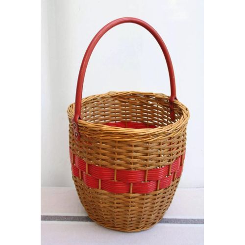 Panier en osier et scoubidou rouge
