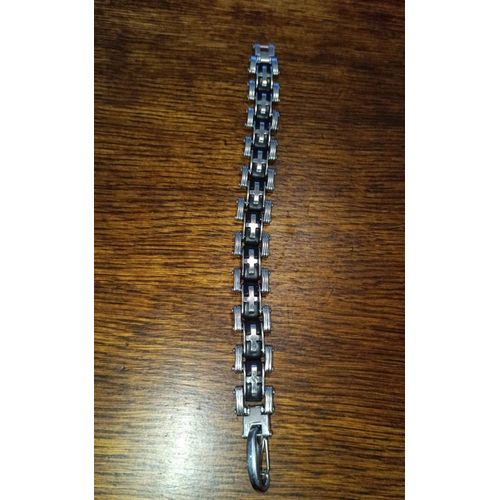 Bracelet Noir Et Argenté Avec Croix