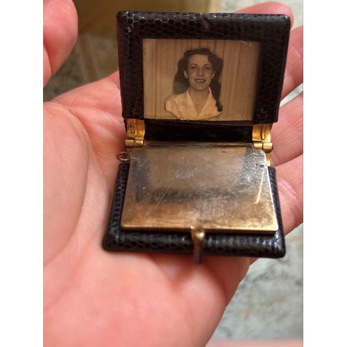 Magnifique Broche Photo Annees 40 En Cuir Et Plaqué Or 