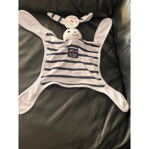 Doudou Plat WEEK-END A LA MER Lapin Raye Bleu Blanc Poisson Marque Française 